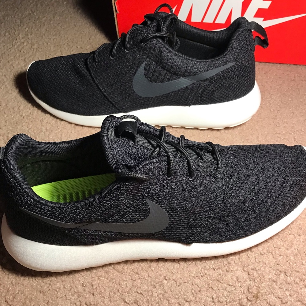 NEW Men’s (10.5) Nike Roshe - Picture 3 of 4